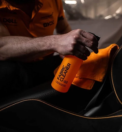 Intérieur en cuir noir surpiqué orange nettoyé à l'atelier
